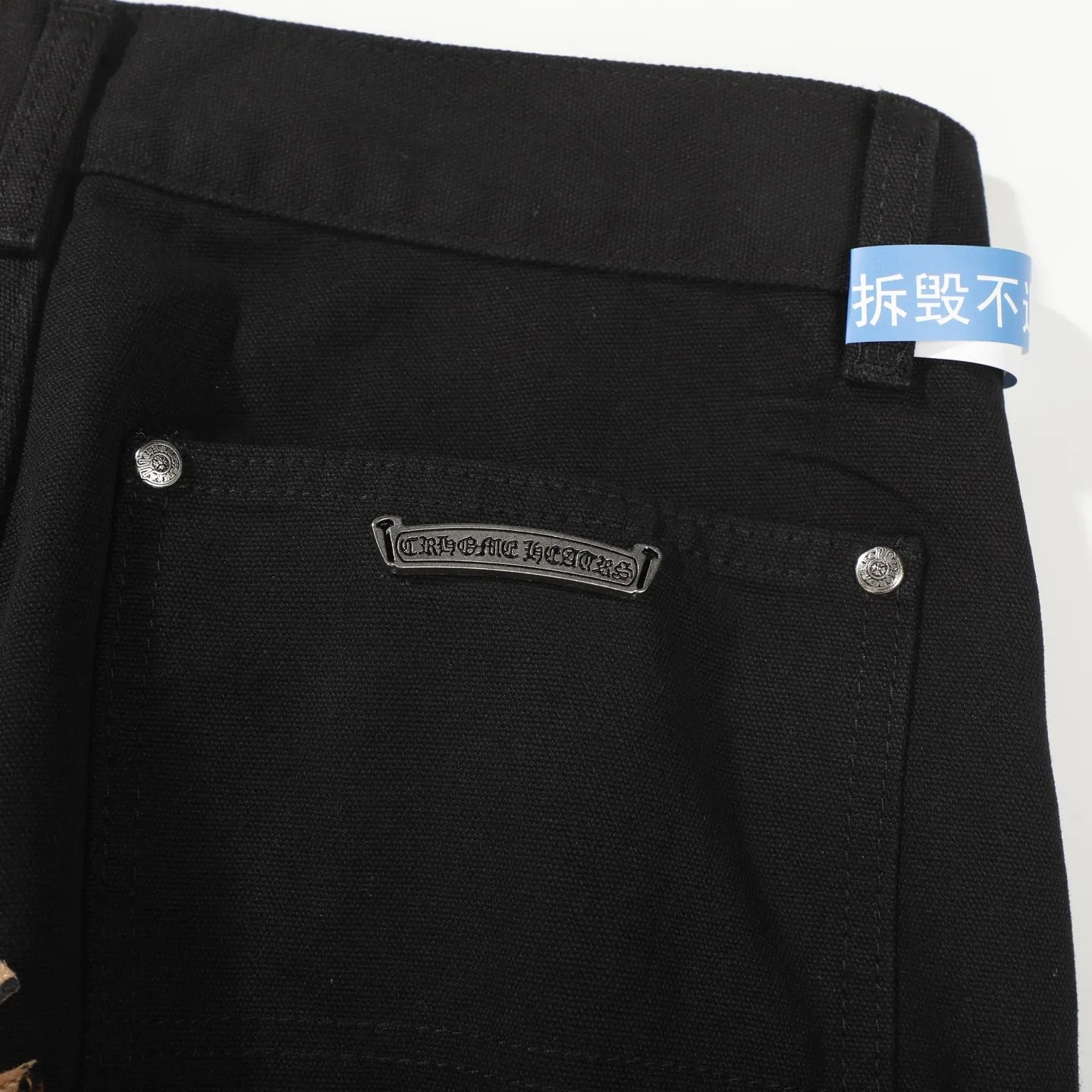 P280 Chrome Hearts/Chrome Hearts 25FW CH Workwear Logging Big Cross Leather Limited Edition Jeans (Black) Chrome Hearts are the most popular pants in color. Made of beaded canvas fabric, heavy washing makes the upper body of the fabric more textured and the pants are tall and straight! The three-dimensional cutting of the whole trousers is a masterpiece! The hardware is customized by zp. The beaded canvas fabric is thick and soft after being washed. It has good breathability. Customized small leather label. Unique design. The details are simple and elegant, and the workmanship is exquisite. The whole trousers are neatly routed and the details are in place! It’s so cool that both men and women can easily control the genderless trend!  Color: black Size: 28/30/32/34/36 Waist: 69/74/79/84/89 Knee: 50/51.5/53/54.5/56 Pants length: 102/104/106/108/110